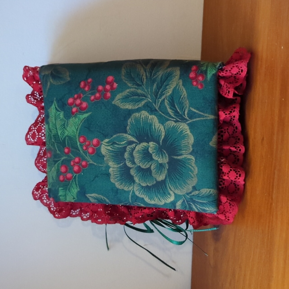 Vintage Handmade Padded And Laced Christmas Holley Berry Photo Album - Picture 3 of 5